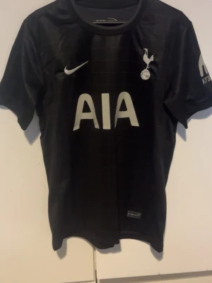 Tottenham Hotspur bortatröja 25/26 - Tottenham hotspur bortatröja från säsongen 25/26 med Bergvall 15 på ryggen. Cond 9/10. Replika! 