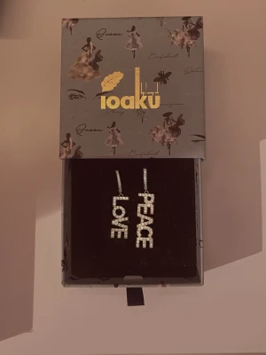 Nya Ioaku statement örhängen  - Snygga statement-örhängen i silverfärg med texten 'LOVE' och 'PEACE' i stora bokstäver. Örhängena är helt nya +paket. (Råkade köpa fel färg)💕 tar järna byte!!