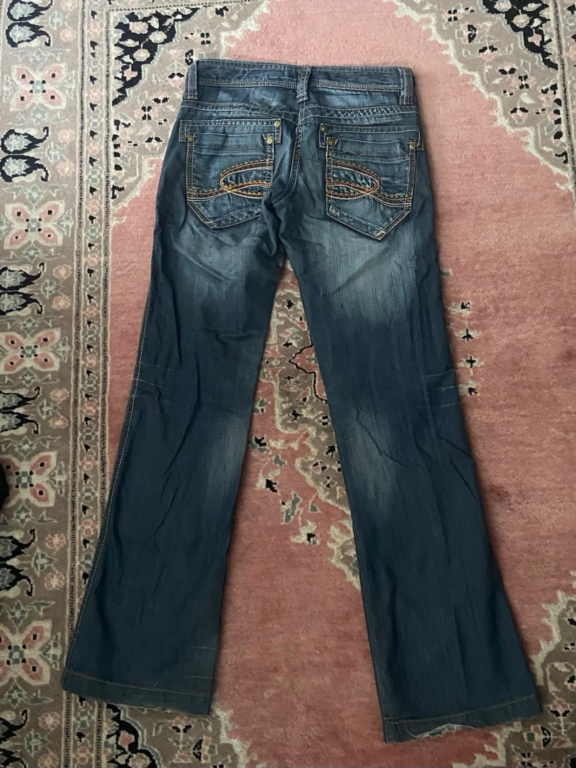 Blå bootcut jeans med coola fickor - 1