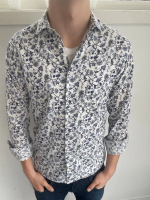 Oscar of Sweden skjorta  - Oscar of Sweden skjorta herr| pris:249kr| storlek: L| skick: 9,8/10| Hör av dig vid minsta lilla fråga eller fundering|