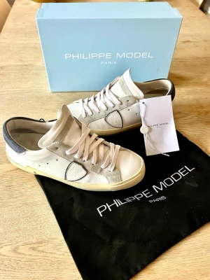 Philippe Model vita sneakers - Tjena! Säljer ett par fantastiska philipe model skor då dom inte passar längre. Sick 8/10. Ett perfekt val nu till sommaren! Skriv om ni har en minsta fundering!📩