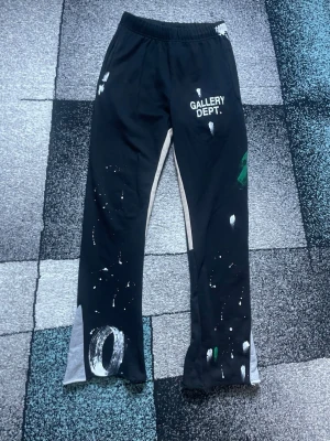 Svarta byxor Gallery Dept. - Svarta Gallery Dept. byxor aldrig använda helt nytt skick. Priset kan diskuteras