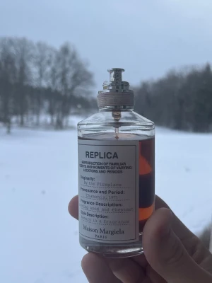 Margiela by the fireplace parfym 100ML - Säljer sköönaste parfymen för vintern, enbart för jag akut behöver cash och lagt av lite med dofter. Den är nästan full, har inte använt sätskilt mycket, gränsen är ovanför lappen på den ens. Kommer med og låda men vettefan vart ja la pappret 