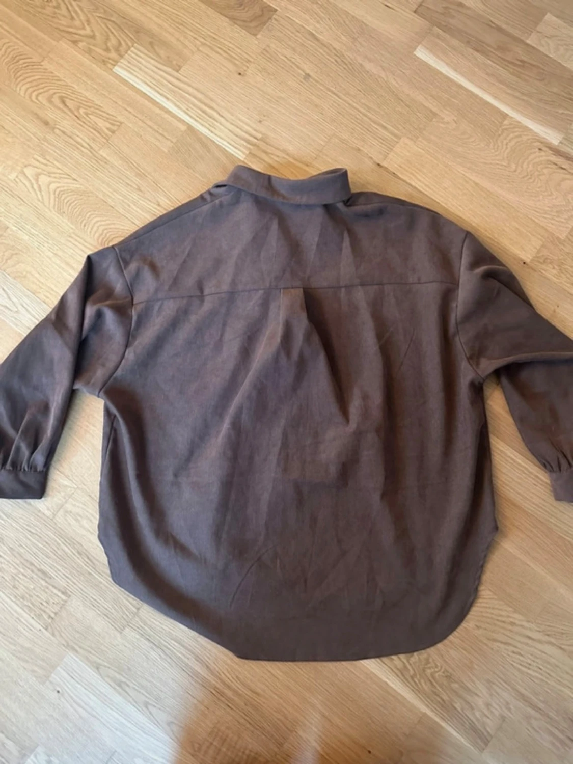 Brun oversized skjorta i linne - 1