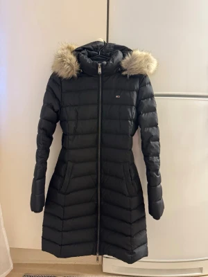 Tommy Jeans - Säljer min Tommy Jeans jacka då jag känner att den inte kommer till nån användning längre. Nypris 3595kr!