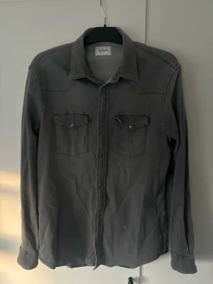 Dondup jeans skjorta - Sjukt populär unik stenstvättad dondup Jeanskjorta i storlek L. Utmärkt skick. Grym passform och ett helt otroligt plagg perfekt för alla tillfällen!