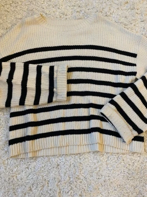 Randig stickad tröja i beige och svart🪄🪽 - Säljer en beige stickad tröja med svarta horisontella ränder. Tröjan är köpt i storlek 164 men är stor i storleken. Skulle själv kalla den S-M. Kan skicka mått om någon är intresserad 💜🧡
