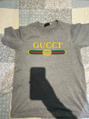 T-shirt  - Helt ny och är oanvänd med inga skador. Storlek M