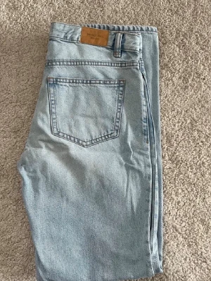 Ljusblå baggy jeans - Ljusblå baggy jeans ifrån gina tricots perfekt jeans kollektion, aldrig använda då dom inte passat mig runt midjan. (har ett snöre i dom just nu och de är hål i dom men de är inget som syns när dom är på, snöret är bara att dra ut) 💓
