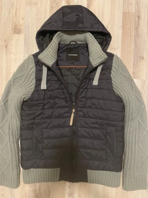 Grå  stickad cardigan - Otroligt snygg grå och svart stickad cardigan/jacka. Passar perfekt till kallare väder. Priset kan såklart diskuteras!