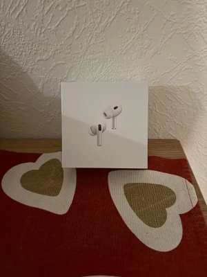Airpods Pro 2 - Säljer oöppnade Air Pro 2 (ej authentic) som har aktiv brusreducering, transparensläge, anslutning till iPhone/Android samt bra batteritid. De ser ut, känns och används som originalet och är ett perfekt alternativ för dig som vill ha Air Pro 2-upplevelsen till ett lägre pris. Jag har sålt flera par tidigare med nöjda köpare och erbjuder retur med pengar tillbaka om du inte är nöjd. Har flera ifall ni önskar fler än ett par! Hör av er vid frågor eller fler bilder. 