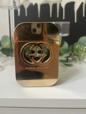 Gucci Guilty Intensei parfym - Denna Gucci Guilty parfym har utgått ur deras sortiment. Finns ca 40% kvar i flaskan (se bild), perfekt om man vill prova parfymen. Säljer även en oöppnad. Ordinarie pris för parfymen i butik var 1300💕