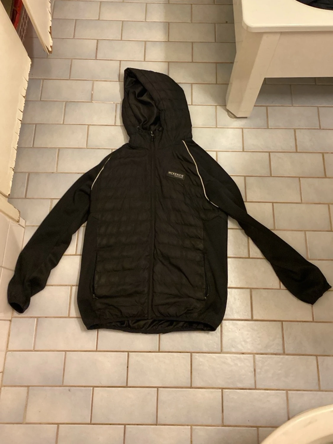 Svart vindjacka med huva från McKenzie - 1