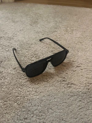 Svarta solglasögon - Helt nya och oanvända solglasögon med svart båge och svart glas. Skriv privat för mer information 