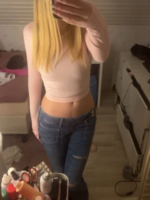 Ljusrosa croppad långärmad topp - Säljer en jättefin ljusrosa croppad topp med långa ärmar. Säljs då den inte kommer till användning 💗💗