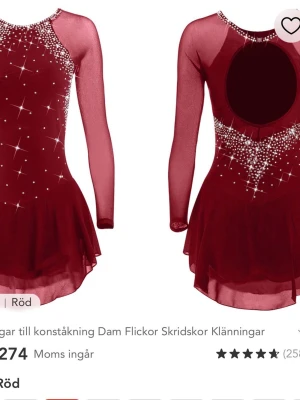 Röd glittrig skridskoklänning - Röd klänning med långa ärmar och glittriga detaljer, perfekt för konståkning. Klänningen har en öppen rygg och är tillverkad i ett stretchigt material som ger bra rörelsefrihet. Kjolen är kort och har ett lätt, svepande fall.