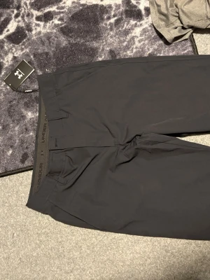 Under armor golf byxor herr - Helt nya golf byxor från under armor som aldrig varit använda! Storlek 32/30! Fast pris