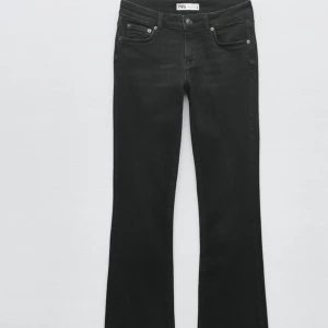 Svarta bootcut jeans från Zara - Snygga svarta bootcut jeans från Zara, låg midjade. 