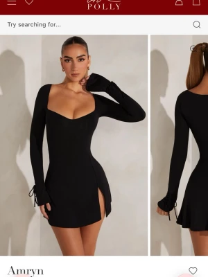 Svart långärmad klänning Oh Polly - Trendig svart kortklänning från Oh Polly med lång ärm, djup v-ringning och snörningsdetaljer vid ärmsluten. Klänningen har en figurnära passform och en slits på sidan som ger en snygg siluett. Helt oanvänd med prislappen kvar. Storlek 36 med lite extra längd. 