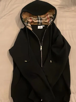Burberry zip hoodie - Mycket fin zip hoodie från burberry, är mycket bra kvalite, men är som en xs. Den skulle passa den som är ungefär 173 och under. 