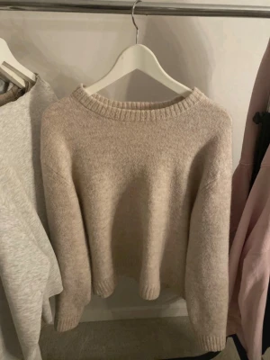 Stickad tröja - En beige stickad tröja från Gina, den är superkön och i fint skick