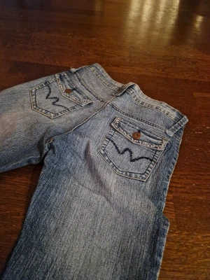 Jeans - Ett par vintage bootcut jeans jag har fått ärva av en äldre släkting tillsammans med massa andra jeans. De har små stenar på sig och knapp fickor i bak. De har också en liten egen toutch med två knappar I fram.