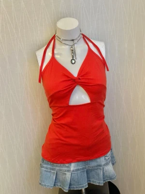 Röd halterneck topp med cut-out - Bust twist details s/xs