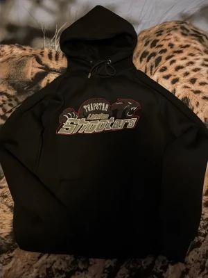 Svart Trapstar tracksuit - Säljer min svarta Trapstar tracksuit. Finns inga skador eller fläckar. Passar bra om du är mellan 175-185cm🚨‼️Är 185cm lång och passar mig fortfarande!