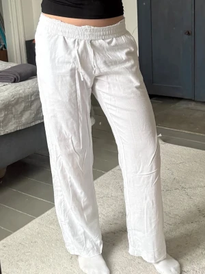 Vita linnebyxor - Säljer ett par vita linnebyxor Byxorna har raka ben och är perfekta för varma dagar. Skriv vid frågor🤗