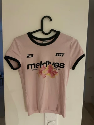Rosa t-shirt - Säljer en super fin tröja från Bershka, pga rensar ut!💗💗 är i storlek 38/M men skulle säga att den är mer som 36/S