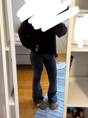 Mörkgrå bootcut jeans - Snygga mörkgrå jeans med bootcut passform från Gina tricot med låg midja klassisk femficksdesign. Jeansen har en tidlös look och är perfekta för dig som gillar en lite vidare siluett nertill. Tillverkade i slitstarkt denimtyg av bomull. Lite slitna längst nere vid benen men inget man tänker på alls. 