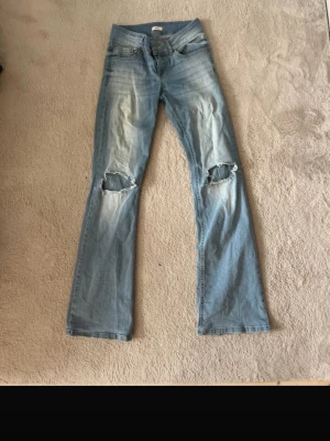 Nellys trendiga jeans  - De trendiga jeansen från Nelly, inga tecken på användning förutom på höger ficka där knappen lossnat (därav priset)