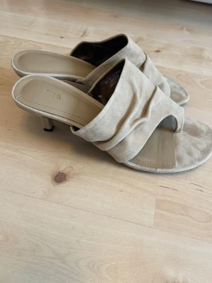 Klackar i mocka från Zara - Använda 1 gång och slutsålda på Zaras hemsida! Storlek 40 (true to size).
