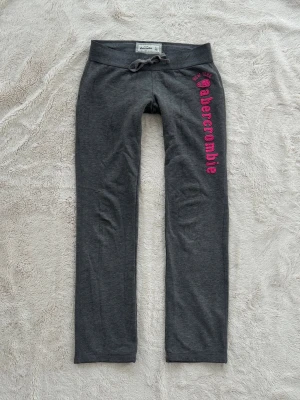 Abercrombie & fitch lågmidjade byxor  - Ett par lågmidjade byxor från Abercrombie & fitch i storlek XL barn, motsvarar en vanlig XXS. Rakt över midjemått: ca 35/36cm. Innebenslängd: ca 70cm. Jag fraktar inom 24h, frakt med PostNord prioriteras. Se liknande plagg i min profil!