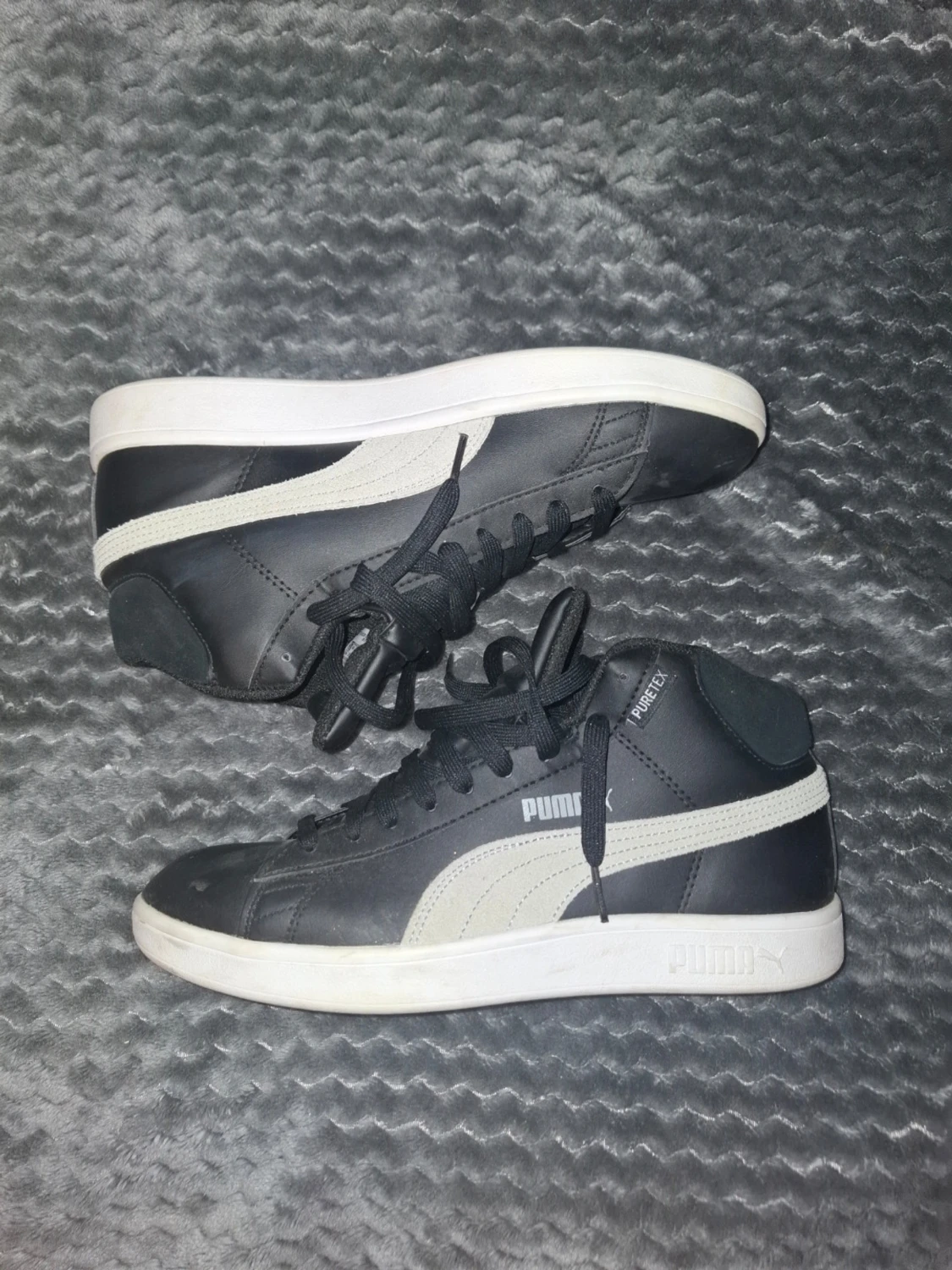 Svarta Puma sneakers med vita detaljer