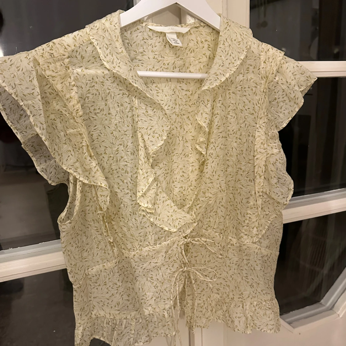 Blommig blus med volanger och snörning - 1