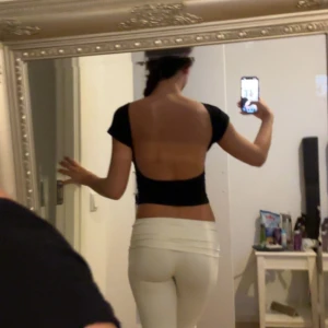 Svart topp med öppen rygg - Säljer en svart topp men öppen rygg i storlek xs