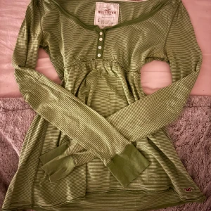 Hollister babydoll top - Vintage hollister babydoll top i stl L, ok skick lite nopprig. Inga bilder på. 