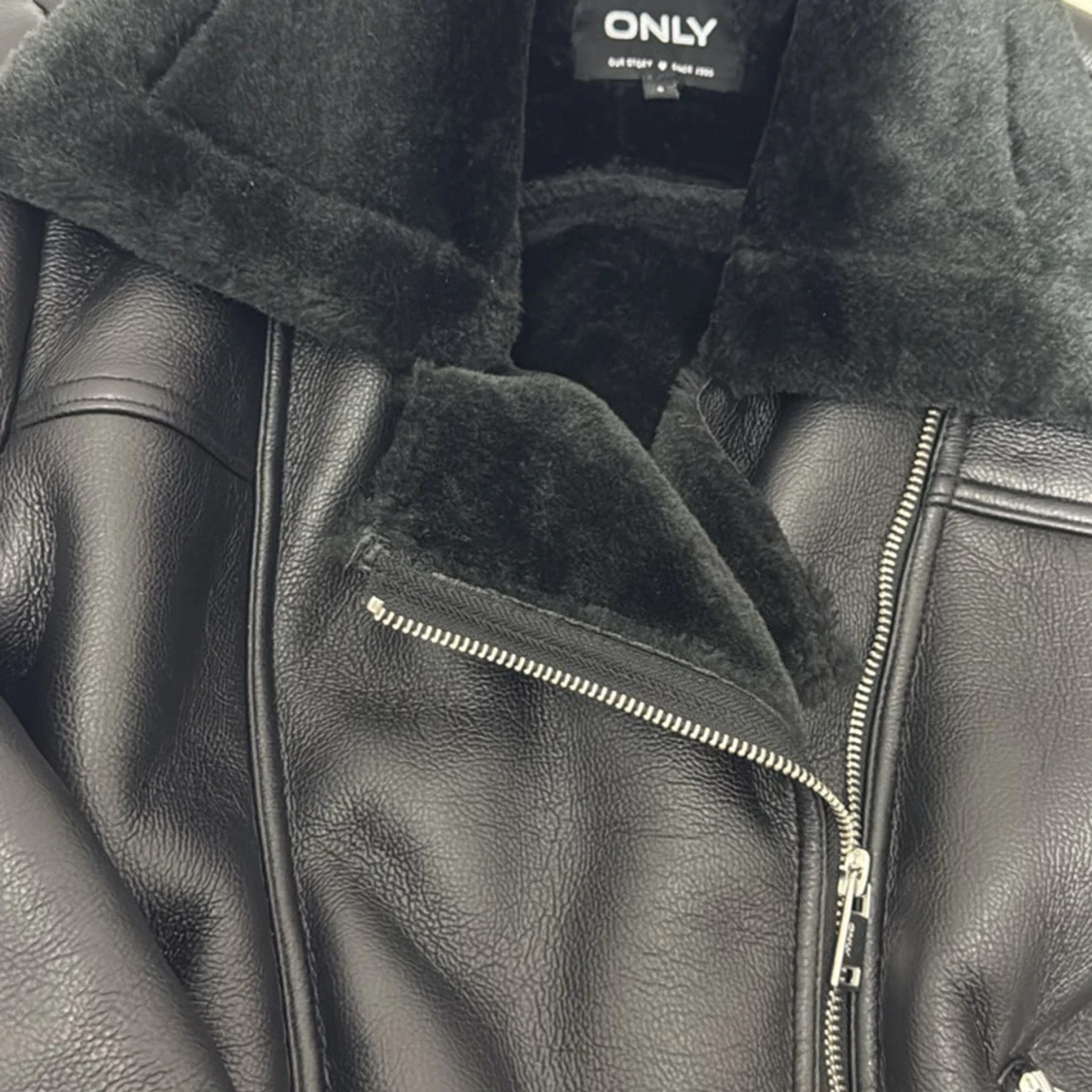 Svart teddyjacka från ONLY - 2