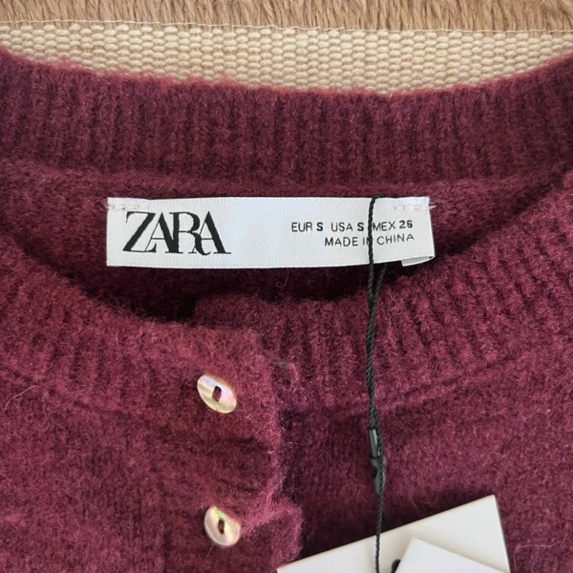 Vinröd kofta med volang från Zara - 1