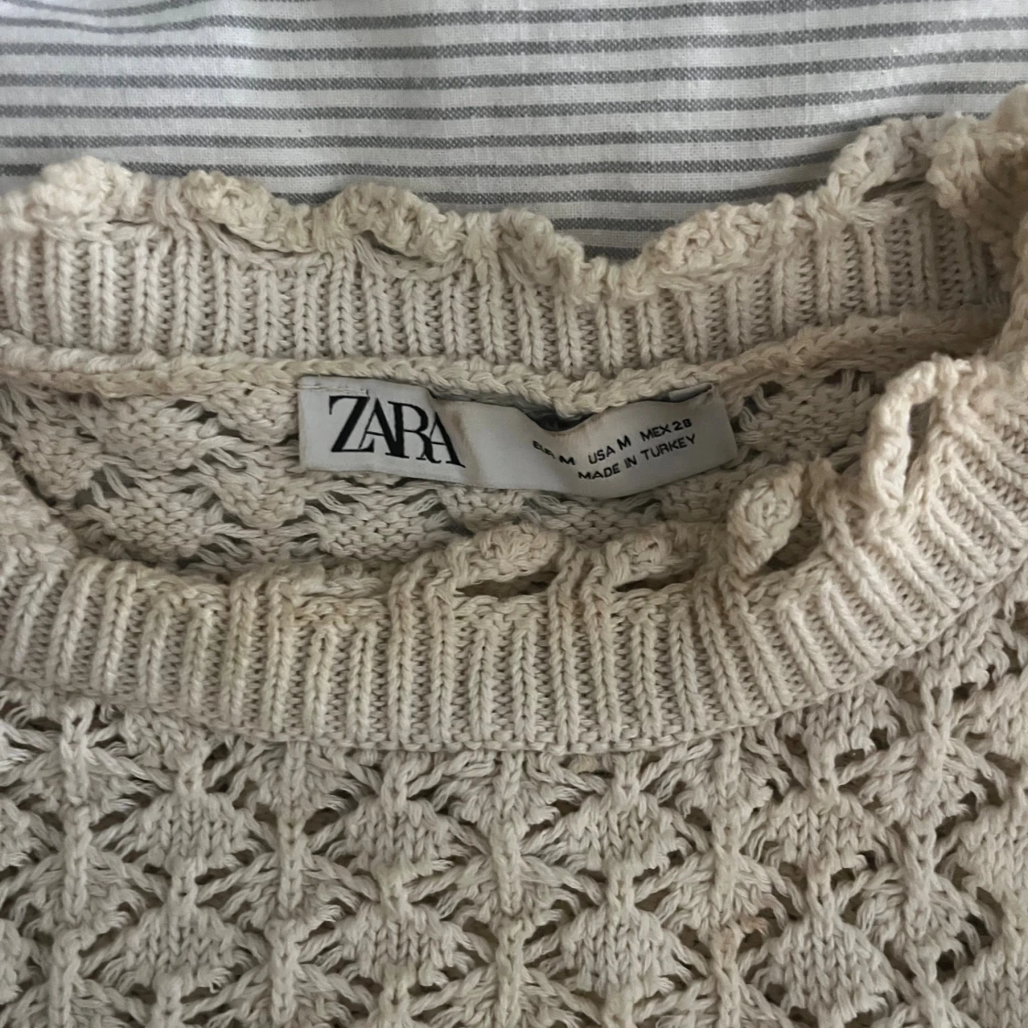 Beige stickad blus med volang från Zara - 1