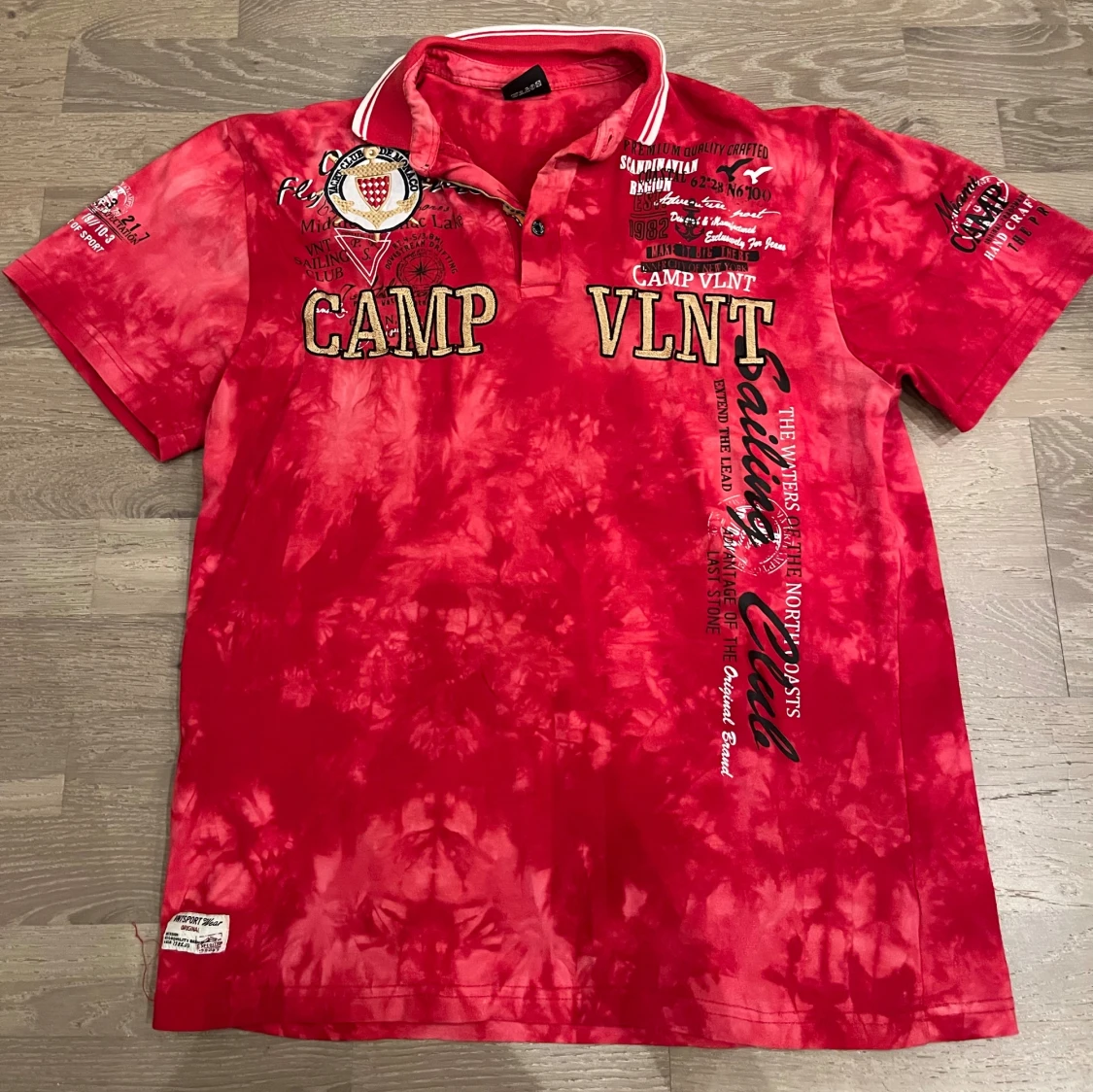 Röd t-shirt Camp VLNT