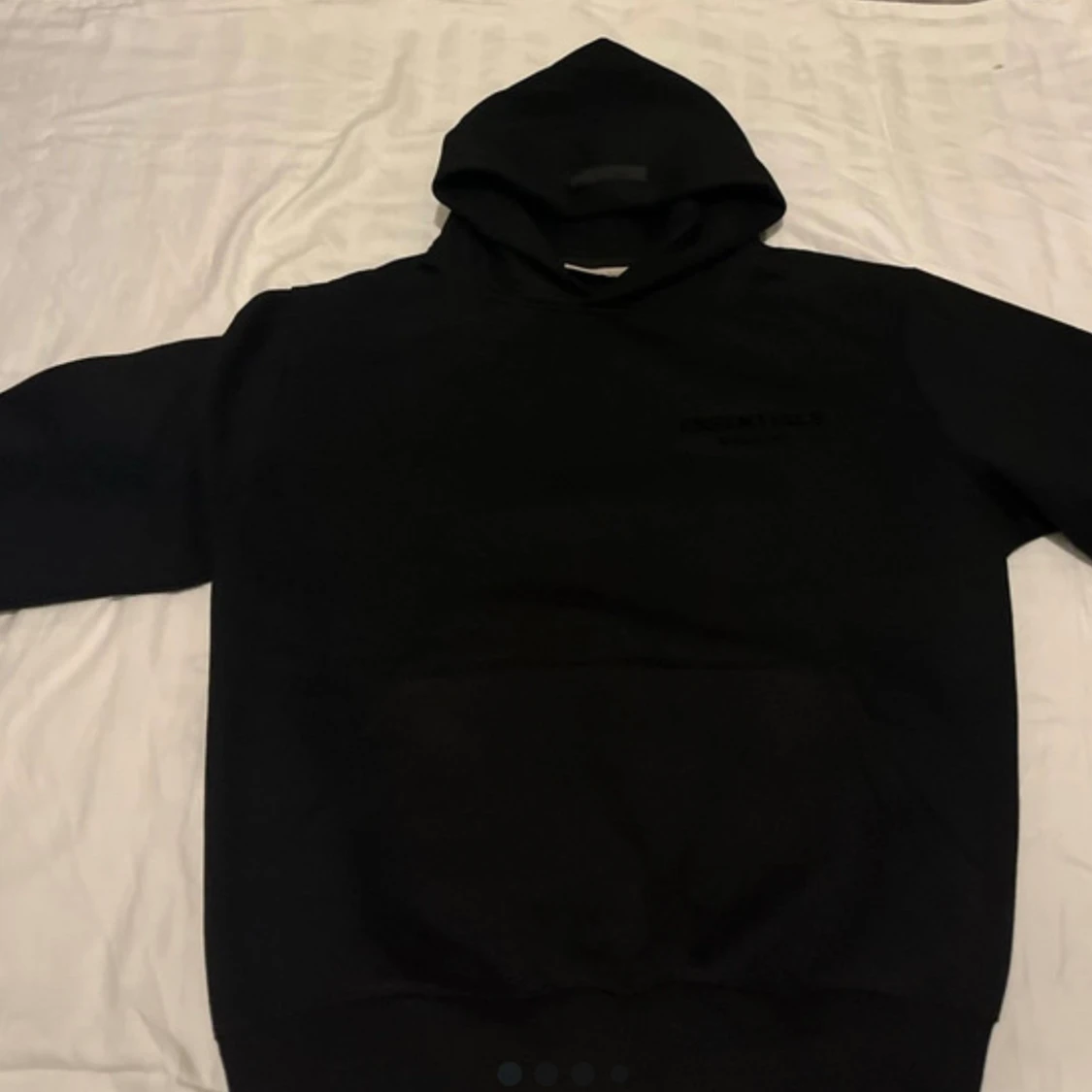 Svart Essentials hoodie med huva - 1