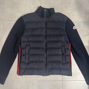 Moncler cardigan  - Tjena! Säljer nu min moncler cardigan i storlek L. Jackan är i bra skick men det finns lite tecken på användning! Jag köpte jackan ny för ungefär 3 år sedan på NK Stockholm för ungefär 9000kr! Skick 8/10! Storleken är L men den passar även M! Hör av er vid fler frågor eller bilder! 