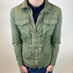 Field Jacka - Hej, säljer nu denna väldigt snygga och eftertraktade Field jackan som är perfekt nu till hösten/ vintern! Storlek S Bra skick  Fraktas spårbart vis Instabox, PostNord eller bring!  Vid minsta lilla fundering så är det bara att höra av sig! 