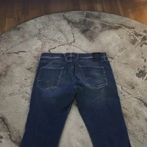 Mörkblå jeans från Levis 511 - Säljer ett par mörkblå Levis 511 jeans med klassisk femficksdesign och snygga slitningar framtill. Jeansen har raka ben och normal passform, perfekt för dig som gillar en tidlös look. Levis-logga på bakfickan och läderpatch i midjan.