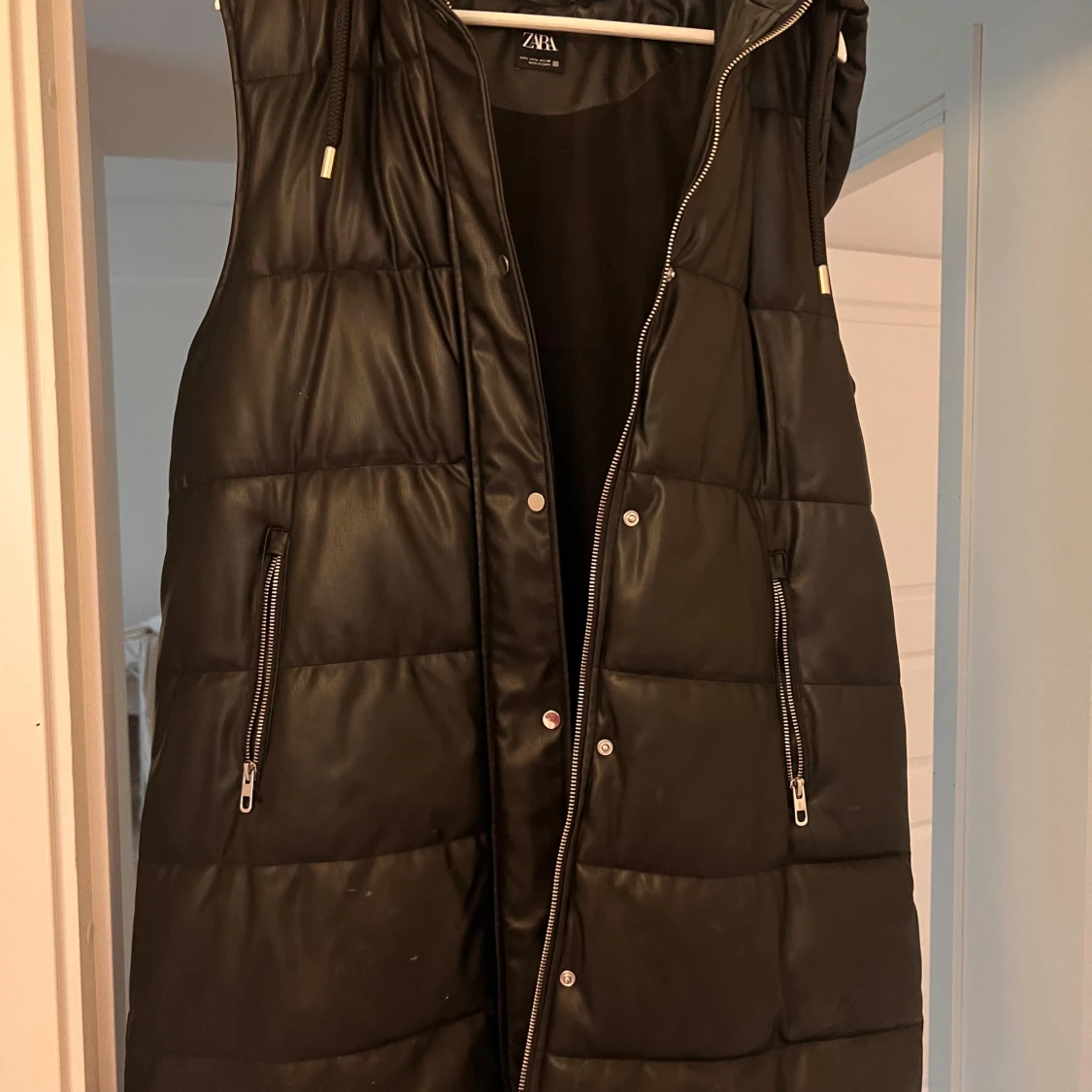 Svart quiltad dunväst från Zara