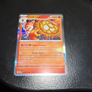 Cinderace - Cool och glittrande Cinderace Pokémonkort med explosiva krafter och Turbo Flare-attack! Perfekt för samlare och spelare som vill boosta sin lek med en stark och snygg karaktär. Ett måste för alla Pokémon-fans som gillar action och strategi.