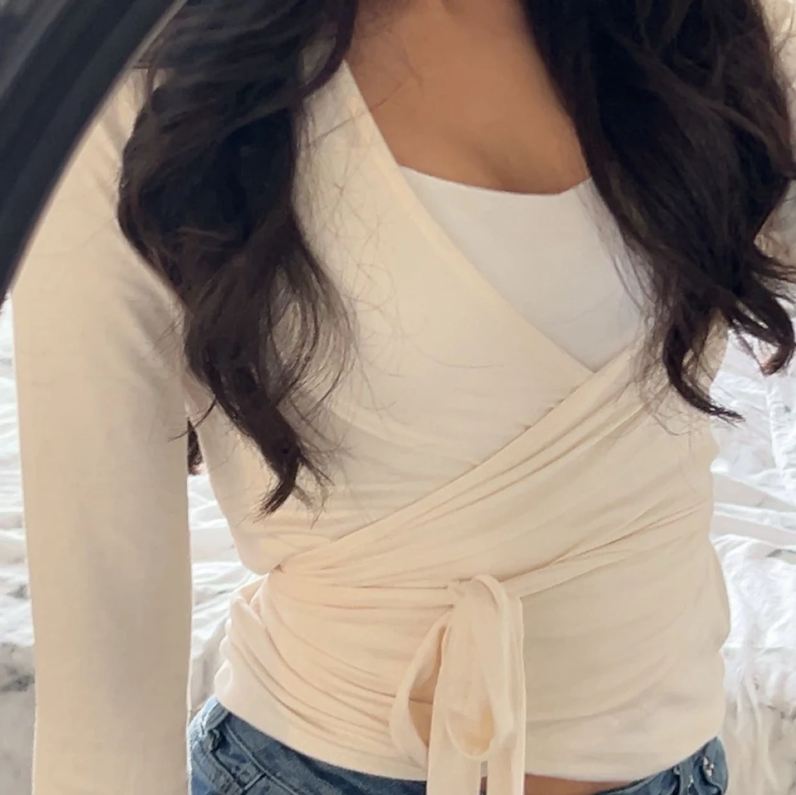 Vit omlottopp med knytband