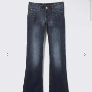 Cheap monday jeans  - Mörkblå jeans med bootcut passform och snygga slitningar framtill. Jeansen har klassiska fem fickor, gylf med dragkedja och knapp samt kontrastsömmar. Materialet är jeans i bomull med en lätt stretch. Perfekta för en avslappnad och trendig look. Har sprät upp dom där nere då dom var lite för korta passar mig som är 165. Skriv för fler bilder😁
